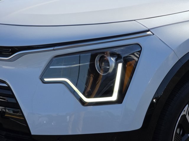 Used 2024 Kia Niro SX image 6