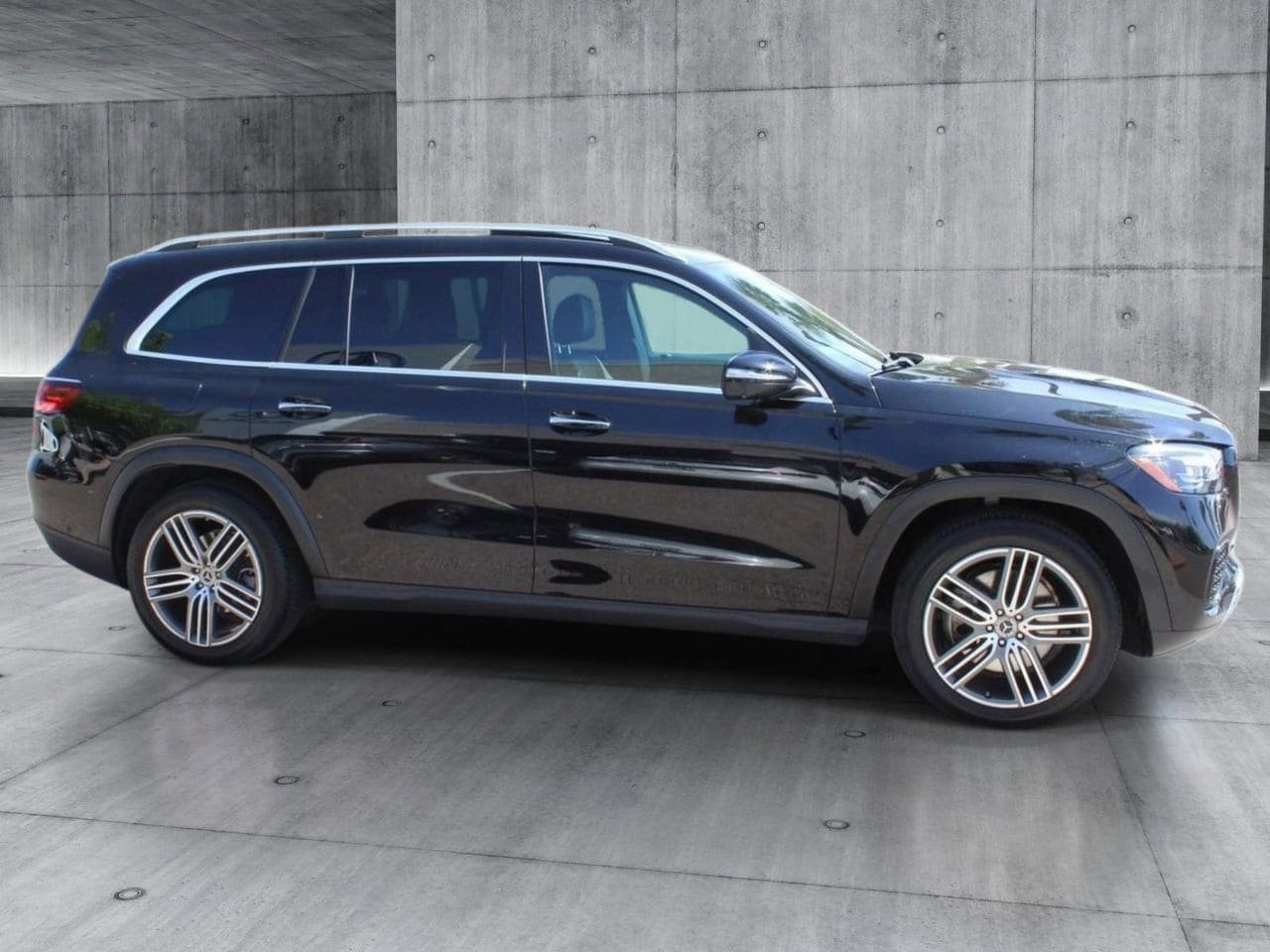 Used 2024 Mercedes-Benz GLS 450 4MATIC image 7