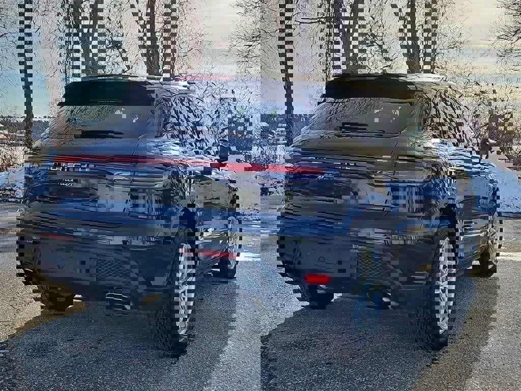 Certified 2025 Porsche Macan image 8