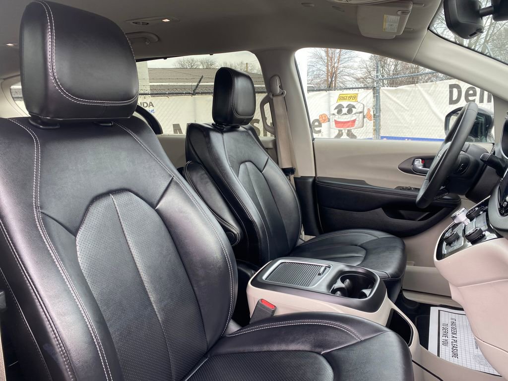 Used 2024 Chrysler Pacifica Touring-L image 16