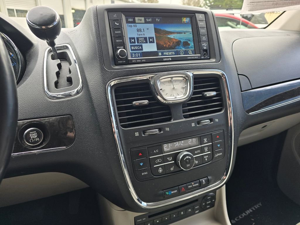 Used 2011 Chrysler Town & Country Limited image 4