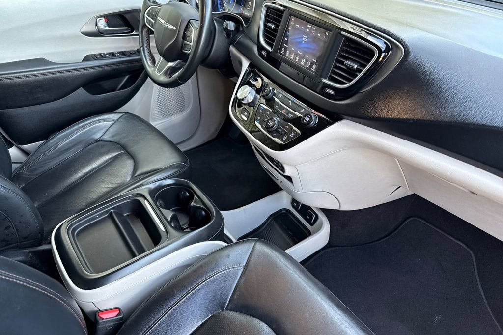 Used 2020 Chrysler Pacifica Touring-L image 14