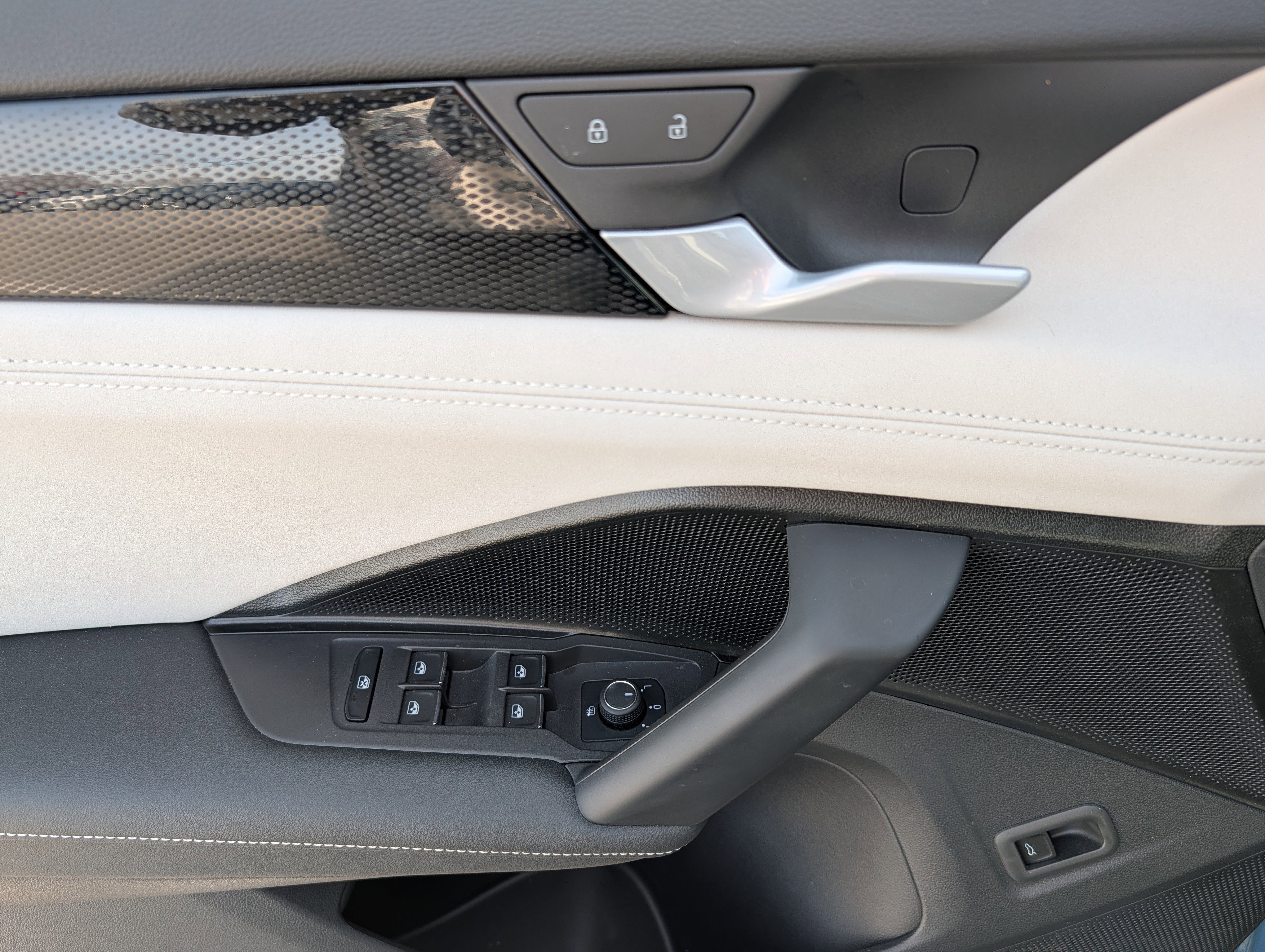 Certified 2025 Volkswagen Tiguan SE image 19