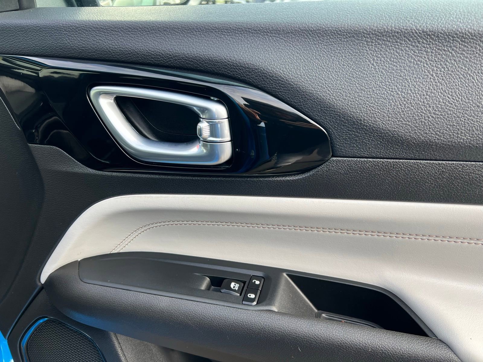 Used 2025 Jeep Compass Limited image 50