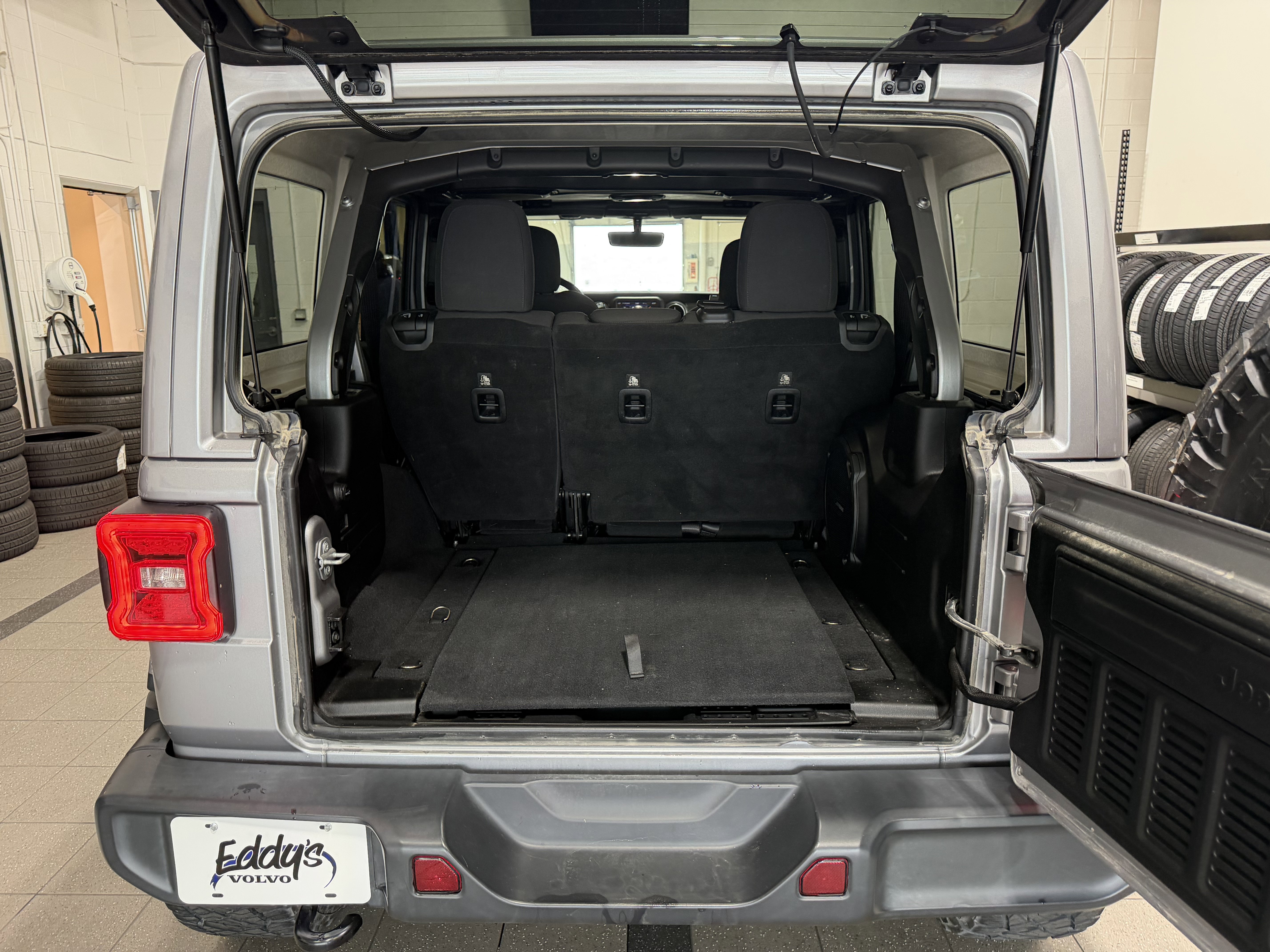 Used 2018 Jeep Wrangler Unlimited Sahara image 34