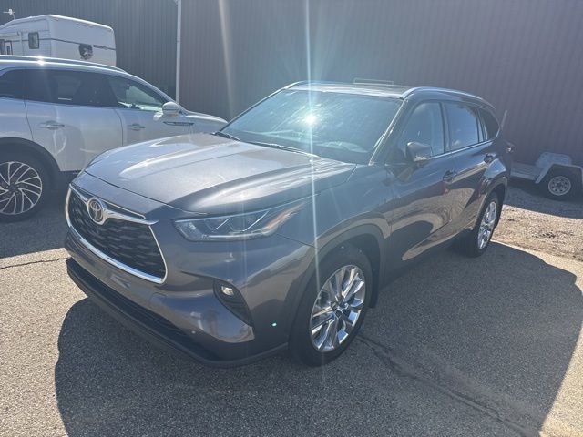 Used 2024 Toyota Highlander Limited image 9