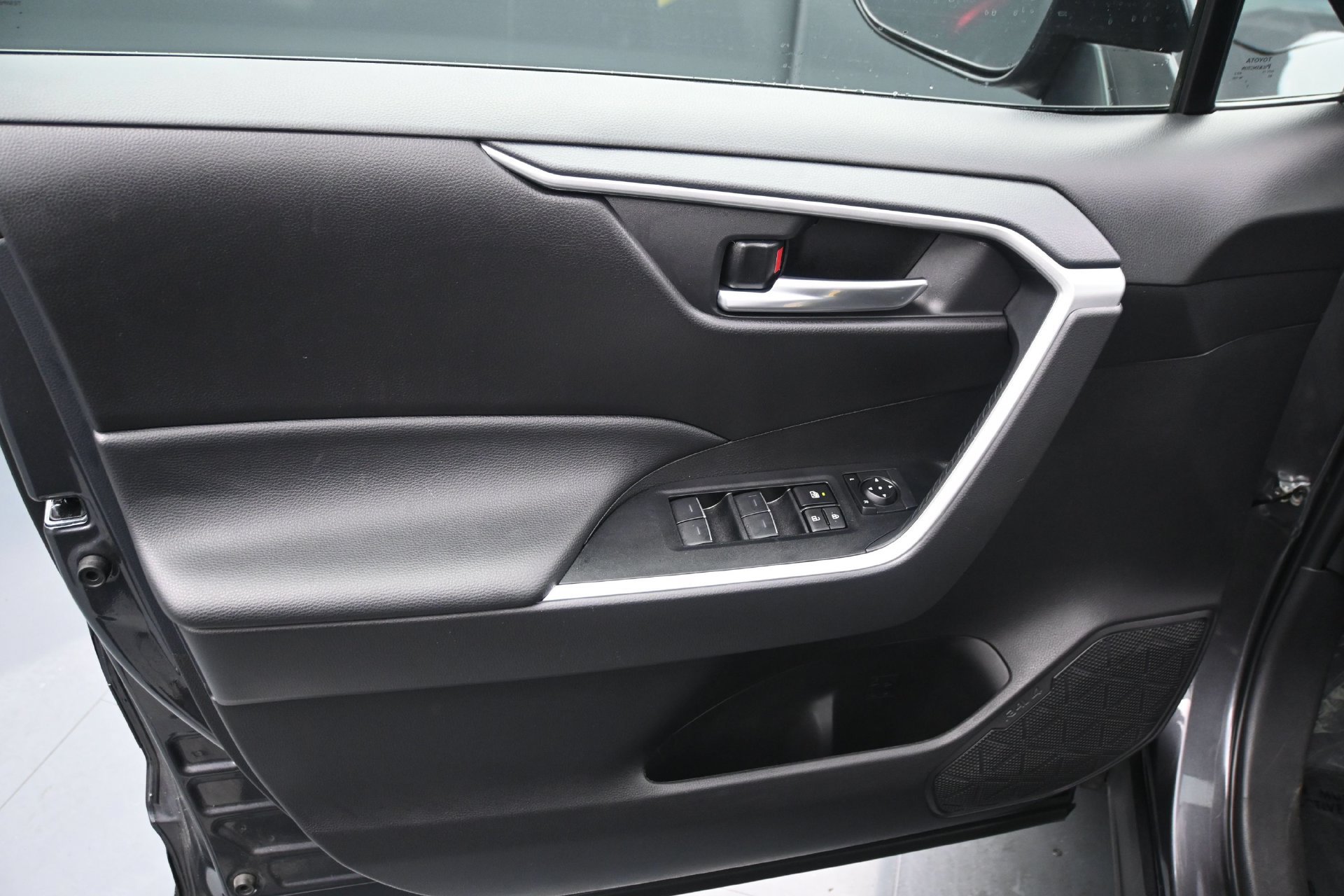 Used 2025 Toyota RAV4 XLE w/ Convenience Package AWD/4WD image 18