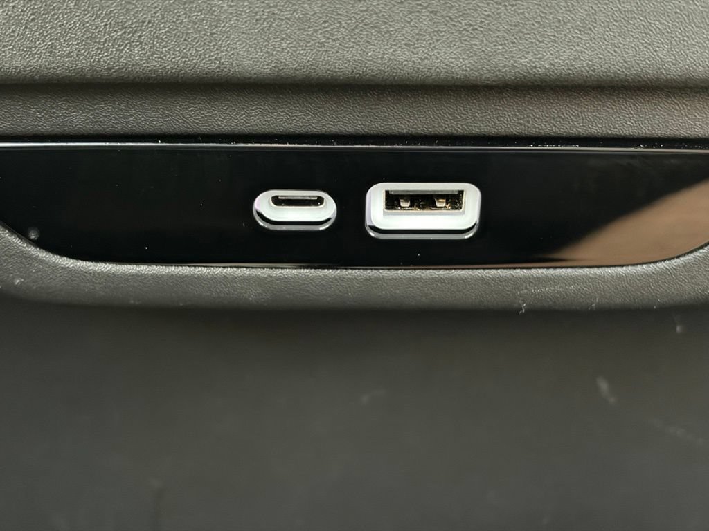 Certified 2025 Chrysler Pacifica Limited FWD image 17