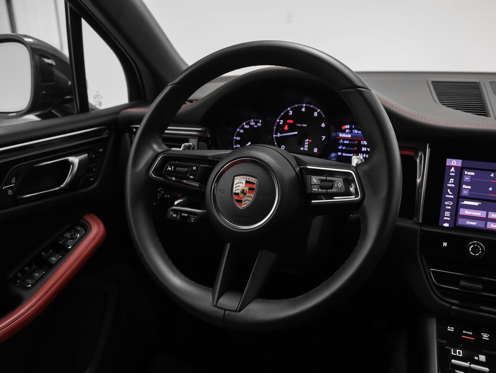 Certified 2026 Porsche Macan AWD/4WD image 33