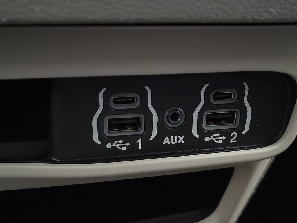 Used 2023 Chrysler Pacifica Touring-L FWD image 22