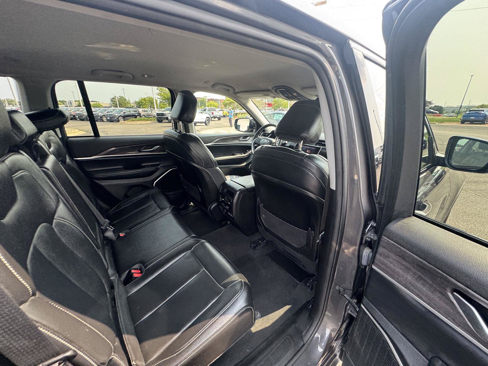 Used 2022 Jeep Grand Cherokee Limited AWD/4WD image 15