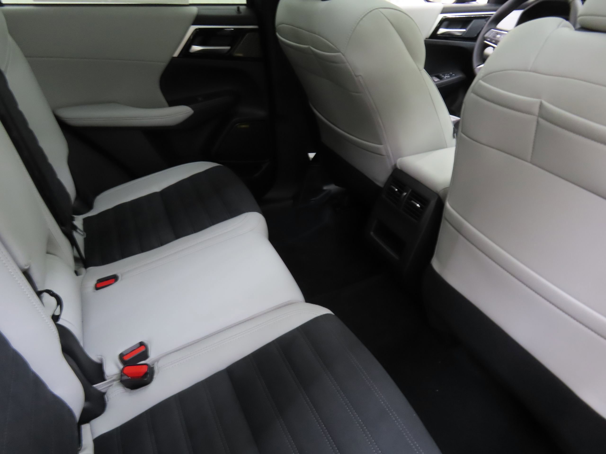 New 2025 Mitsubishi Outlander SE image 24
