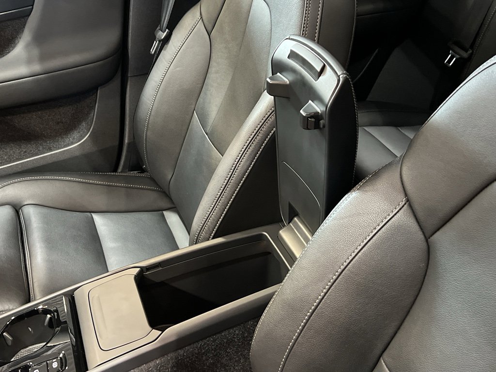 Used 2025 Volvo XC40 B5 Plus image 16