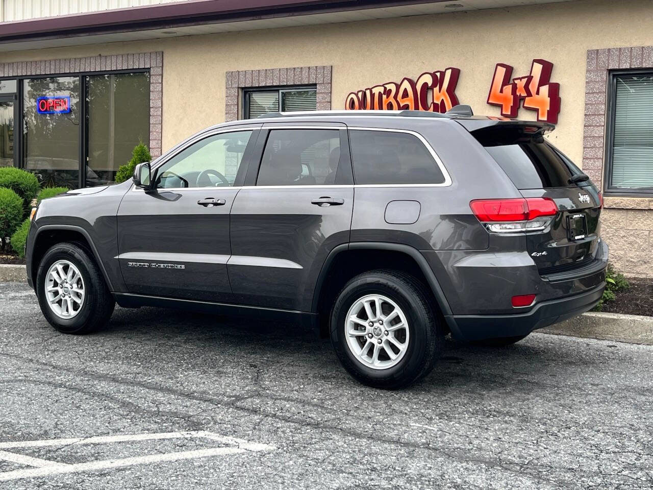 Used 2019 Jeep Grand Cherokee Laredo image 5