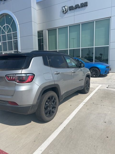 Used 2023 Jeep Compass Latitude AWD/4WD image 8