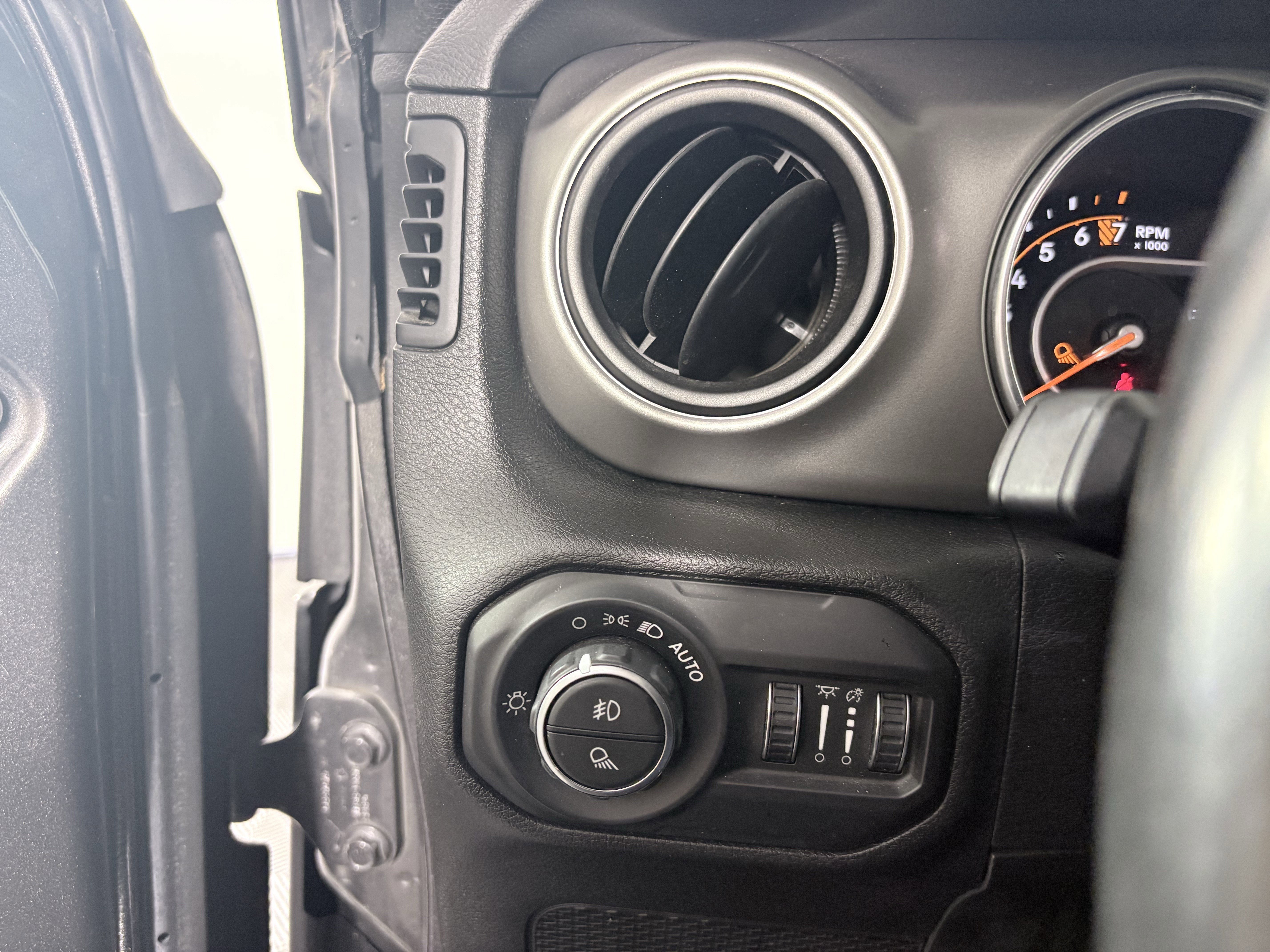 Used 2021 Jeep Gladiator Sport image 18