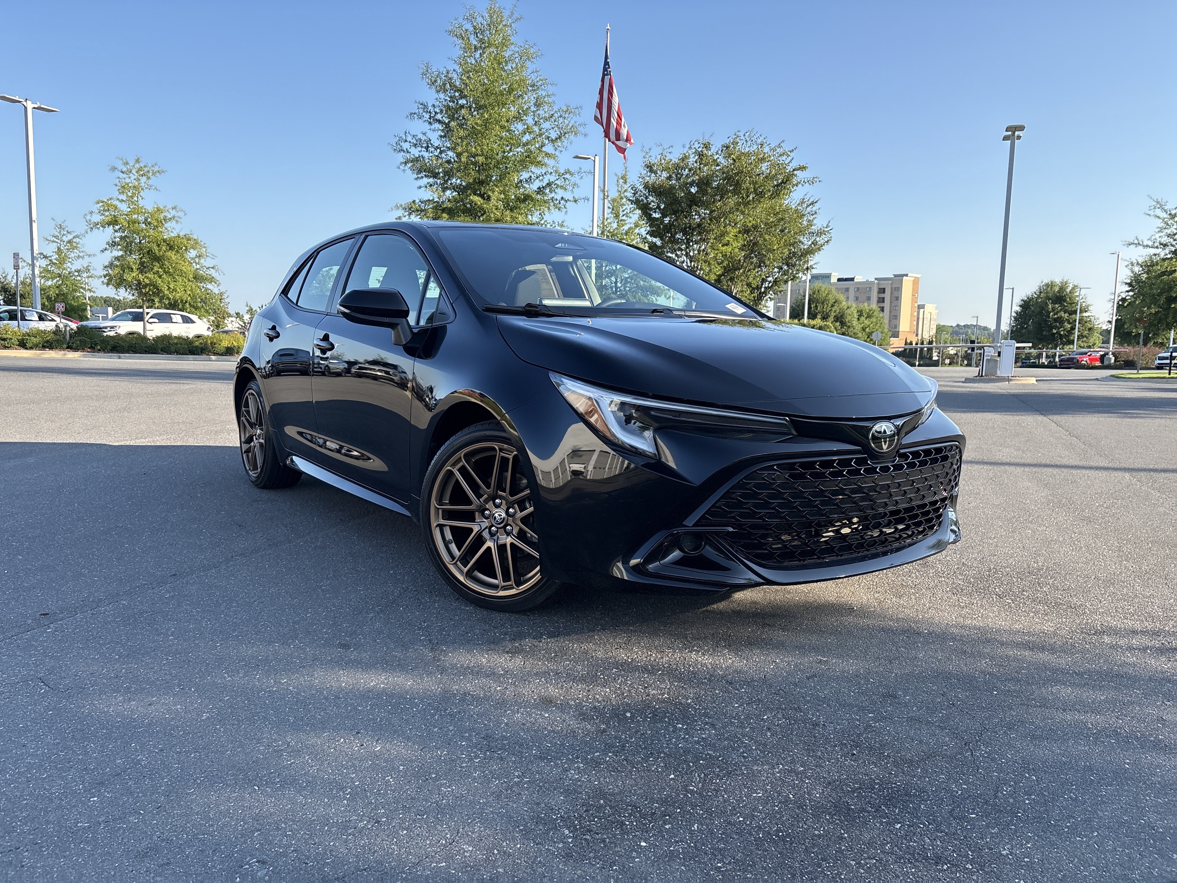 Used 2025 Toyota Corolla Hatchback w/ SE Package FWD image 2