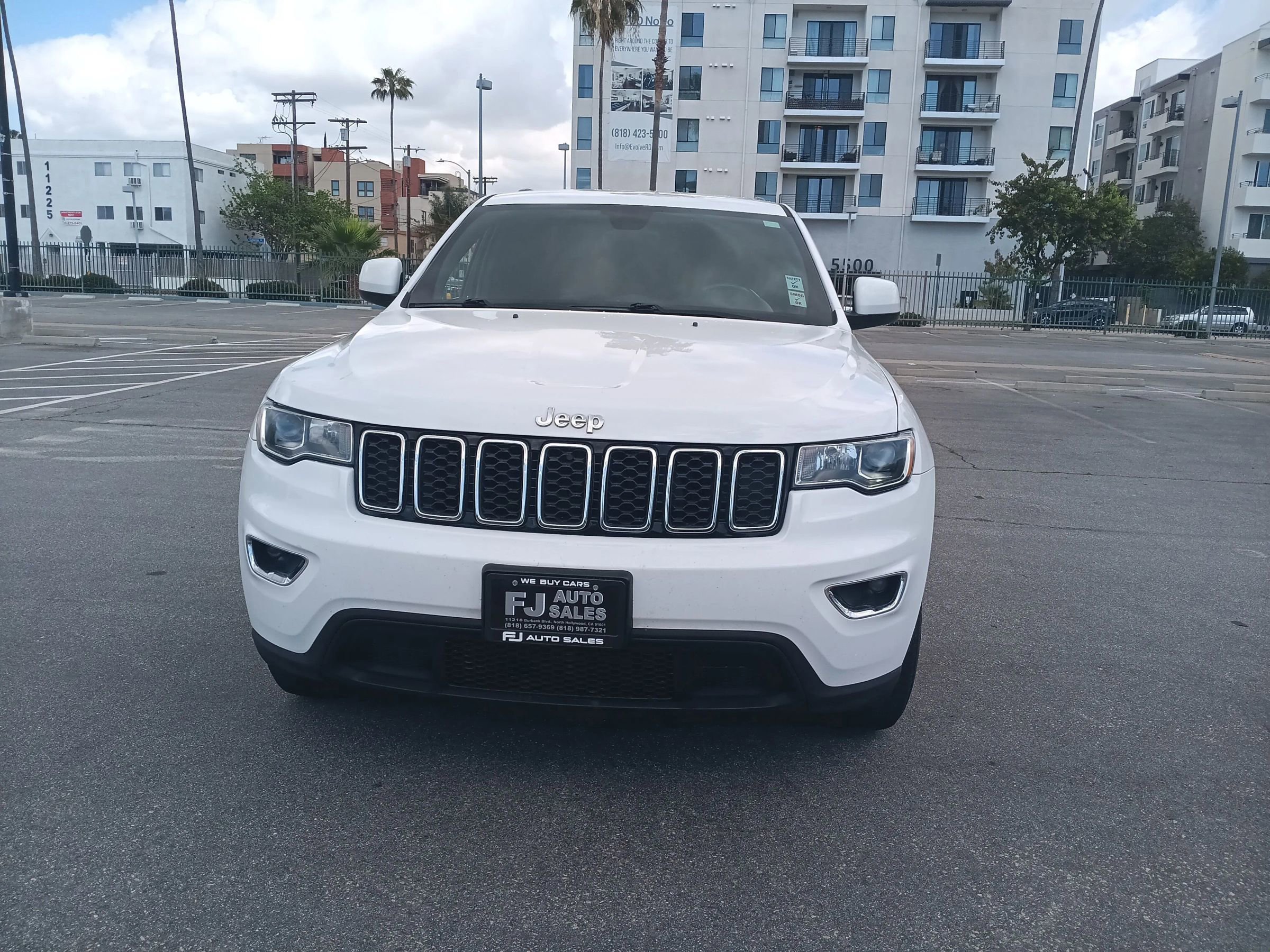 Used 2017 Jeep Grand Cherokee Laredo image 2