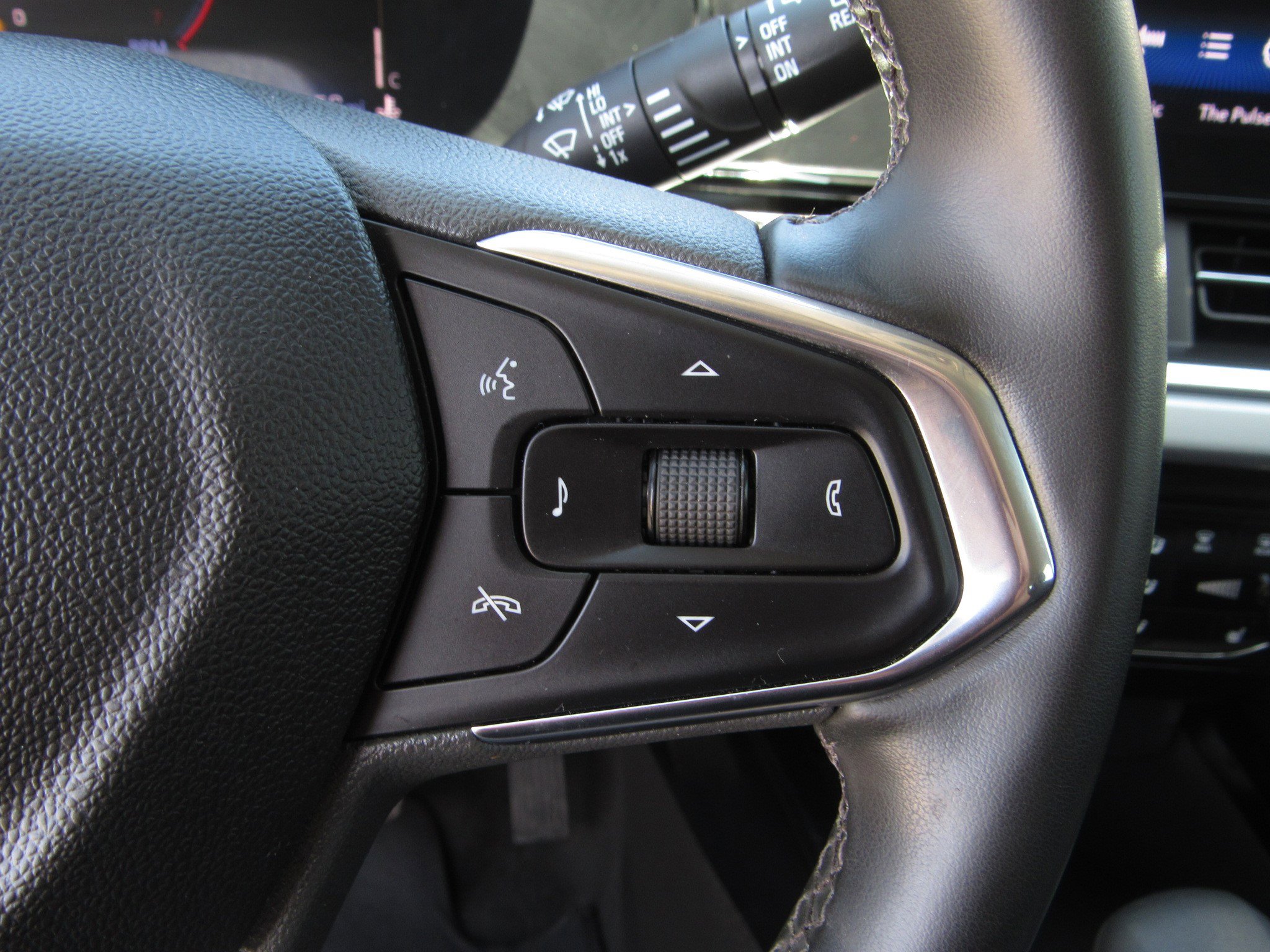 Used 2025 Chevrolet Trax LT w/ LT Convenience Package FWD image 24