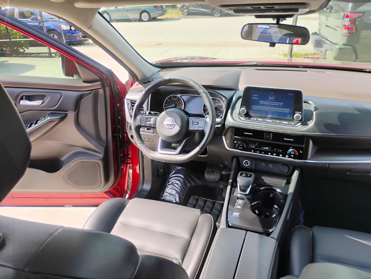 Used 2023 Nissan Rogue SV w/ SV Premium B Package FWD image 17