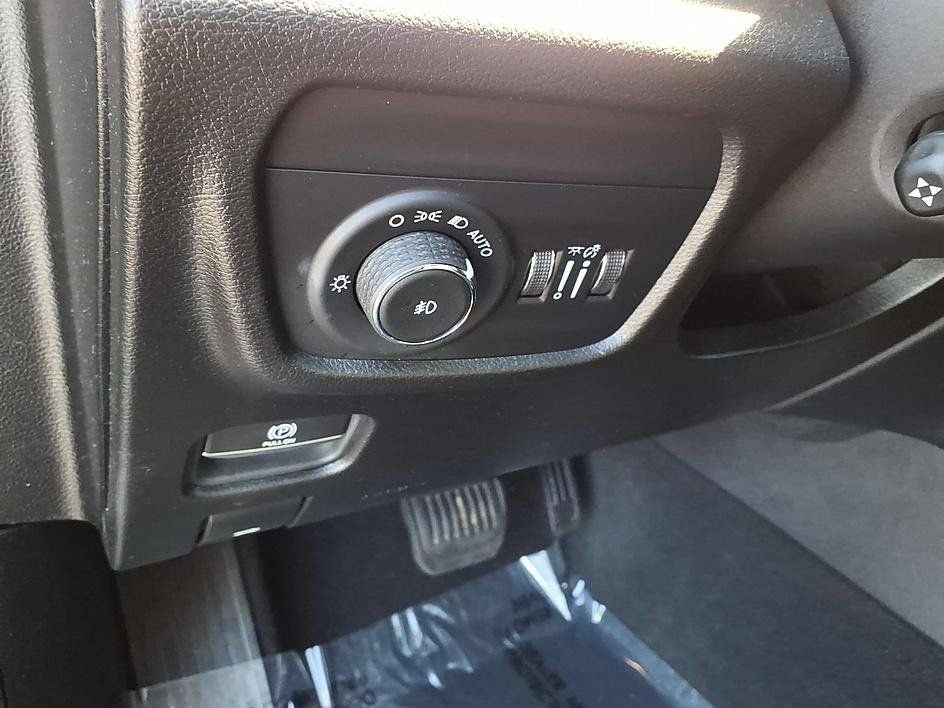Used 2023 Jeep Grand Cherokee L Limited w/ Luxury Tech Group II AWD/4WD image 21