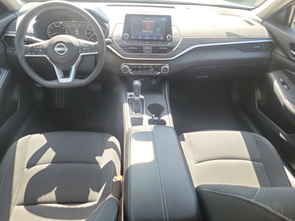 Used 2025 Nissan Altima 2.5 SV FWD image 11