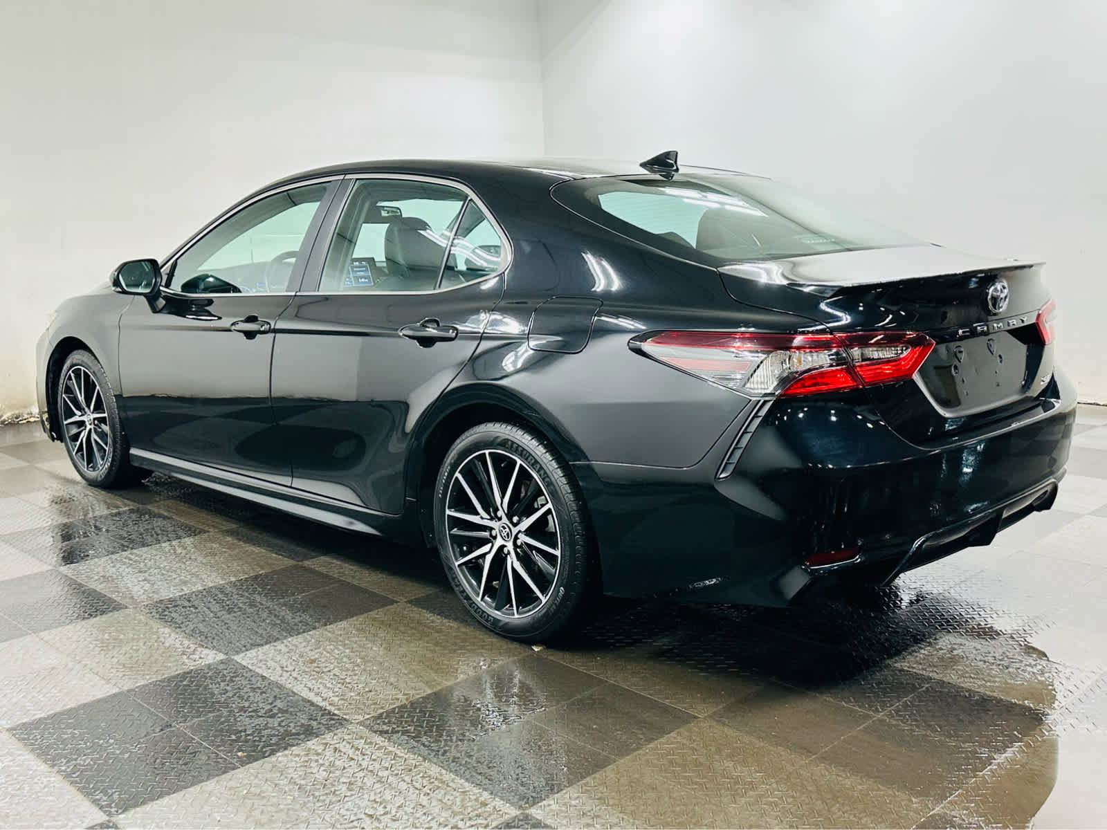 Used 2023 Toyota Camry SE image 4