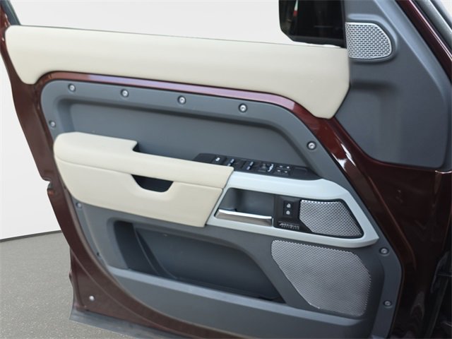 Used 2023 Land Rover Defender 130 X-Dynamic SE image 27