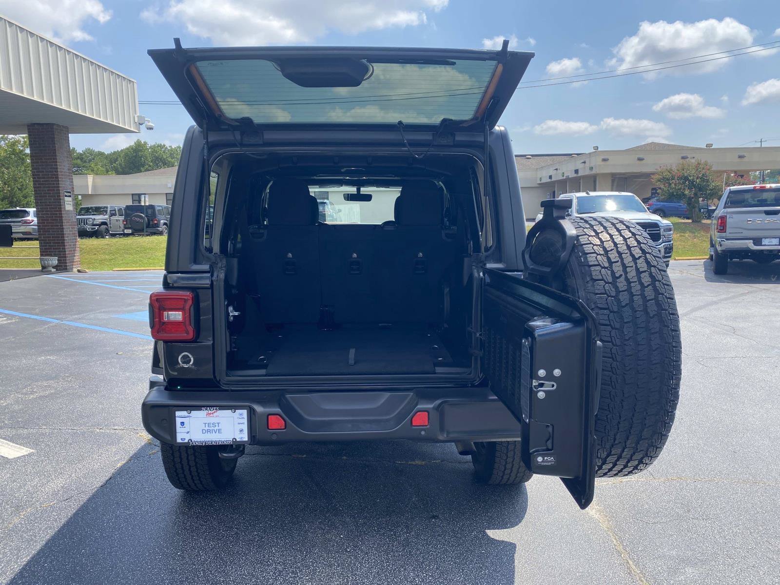 Used 2021 Jeep Wrangler Unlimited Sahara AWD/4WD image 5
