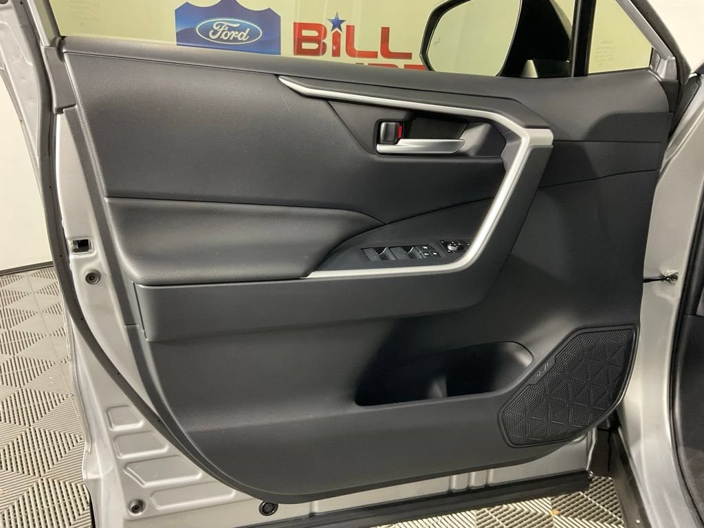 Used 2025 Toyota RAV4 XLE AWD/4WD image 12