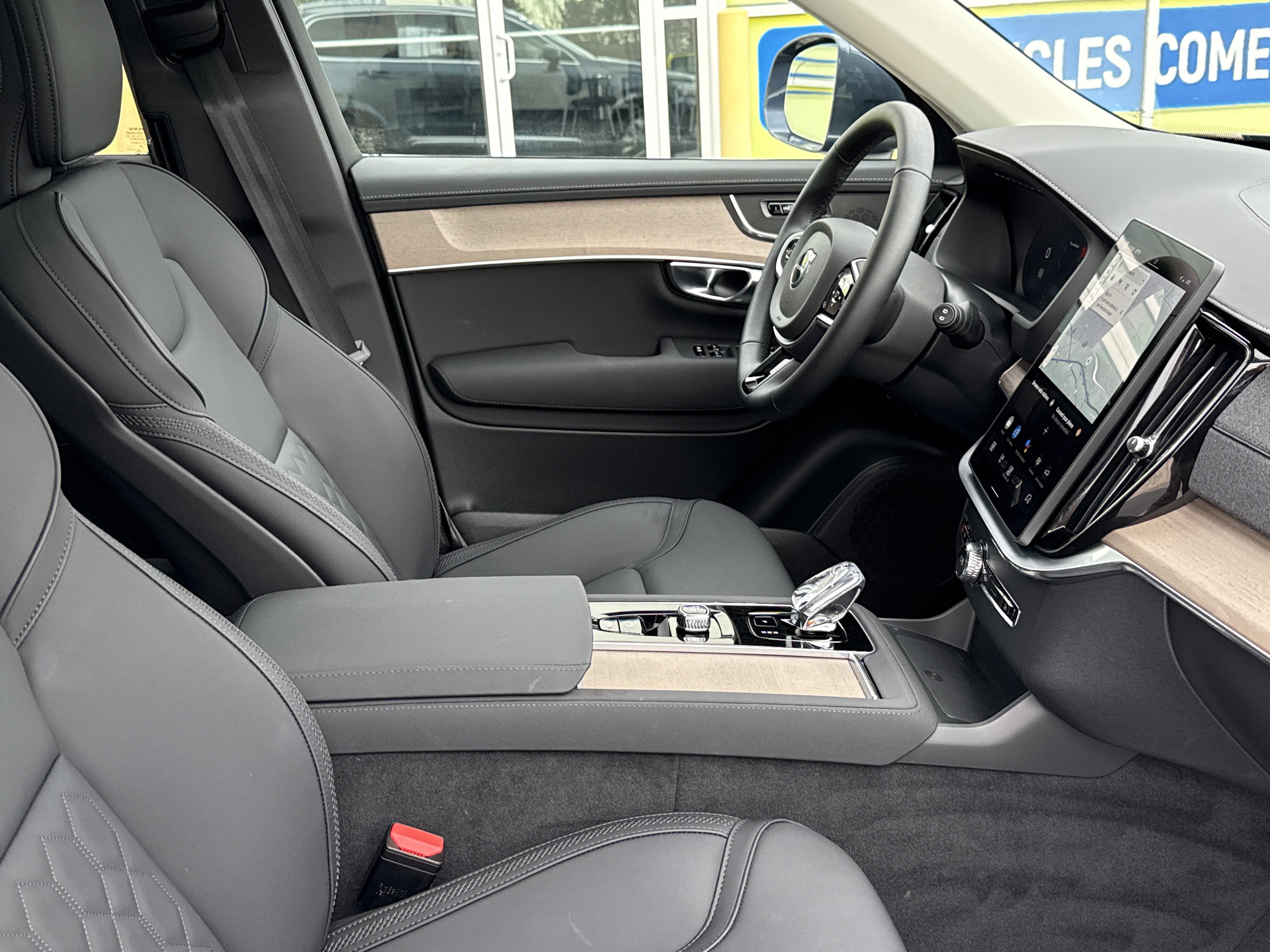 Used 2025 Volvo XC90 B6 Plus image 34