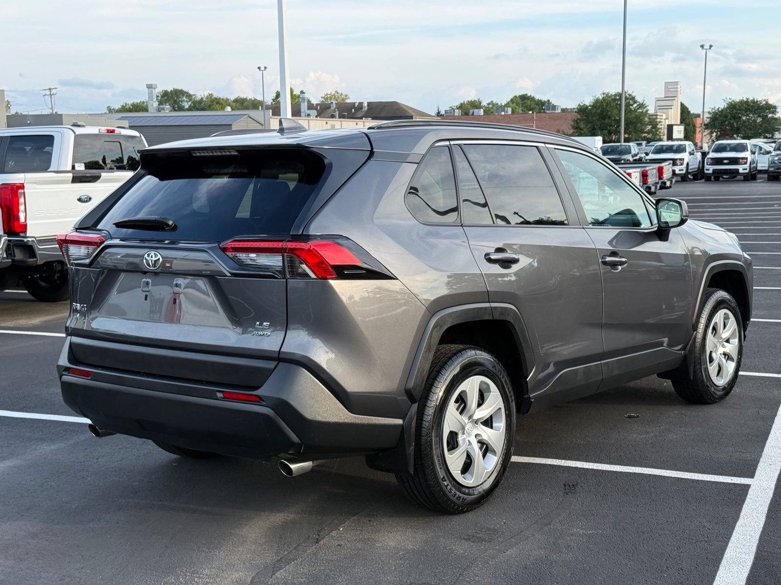 Used 2021 Toyota RAV4 LE AWD/4WD image 4