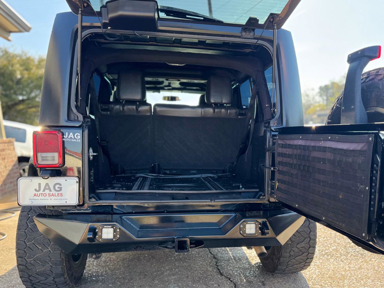 Used 2016 Jeep Wrangler Unlimited Sahara w/ Max Tow Package AWD/4WD image 9