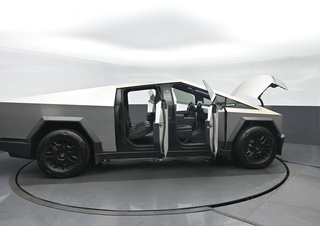 Used 2024 Tesla Cybertruck AWD Crew Cab image 40