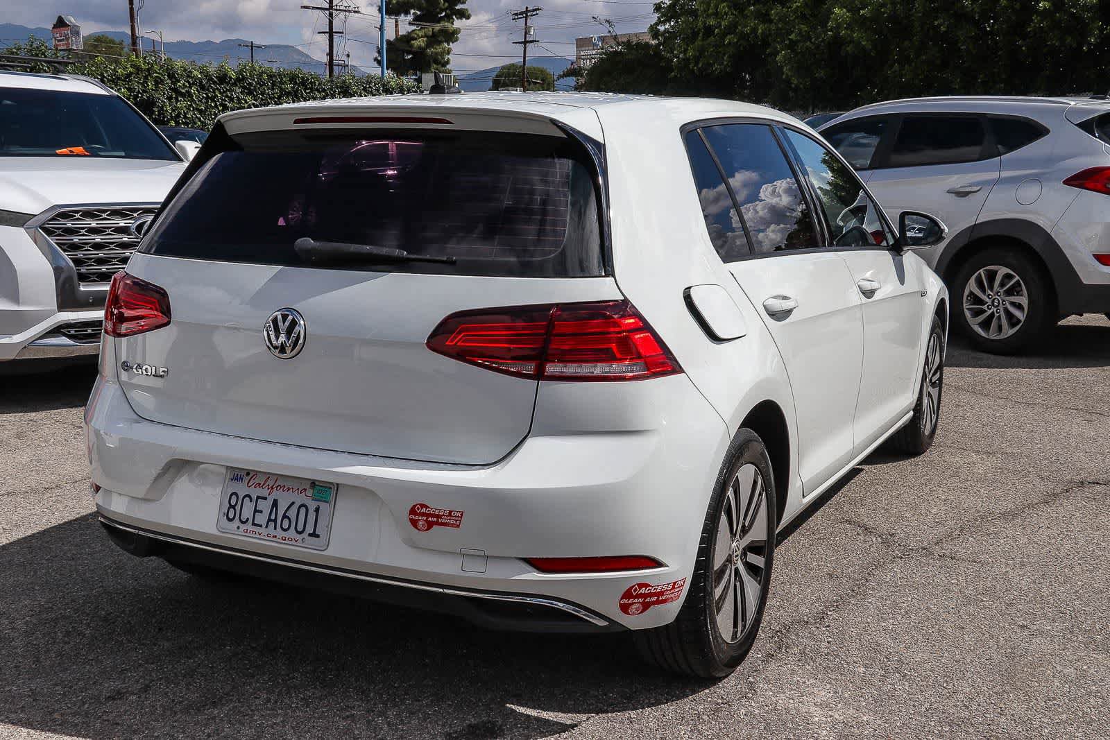 Used 2017 Volkswagen e-Golf SE image 4