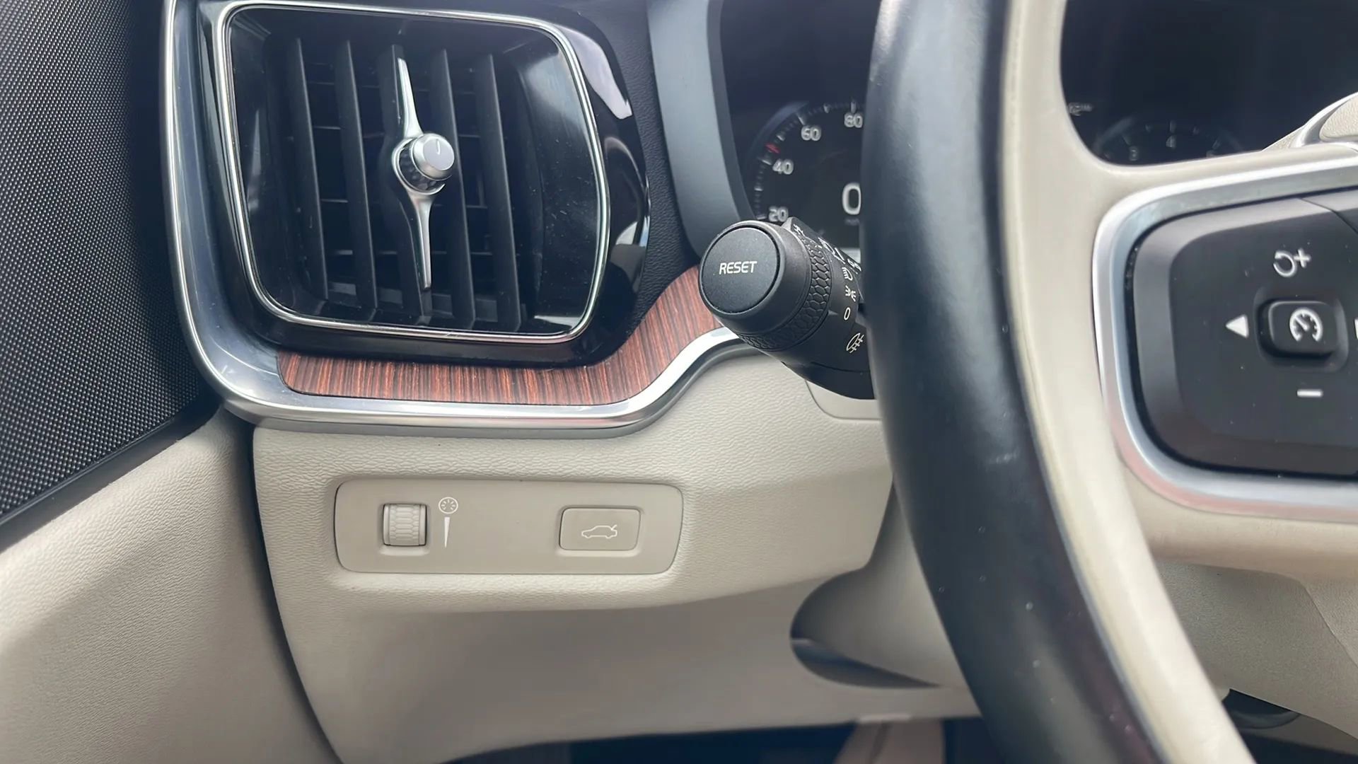 Used 2022 Volvo S60 B5 Momentum w/ Premium Package image 14