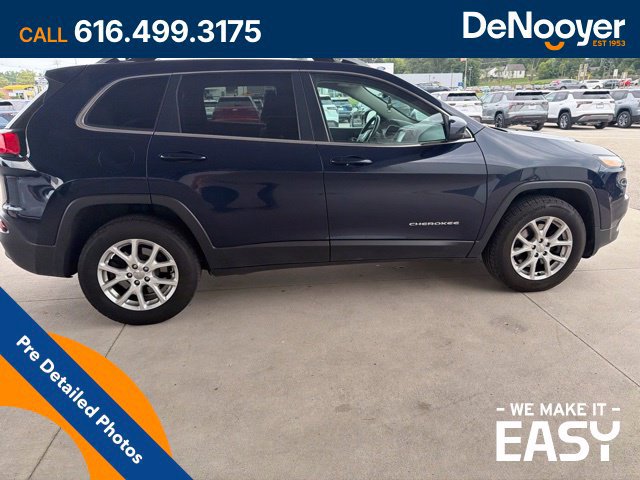 Used 2016 Jeep Cherokee Latitude w/ Cold Weather Group AWD/4WD image 3