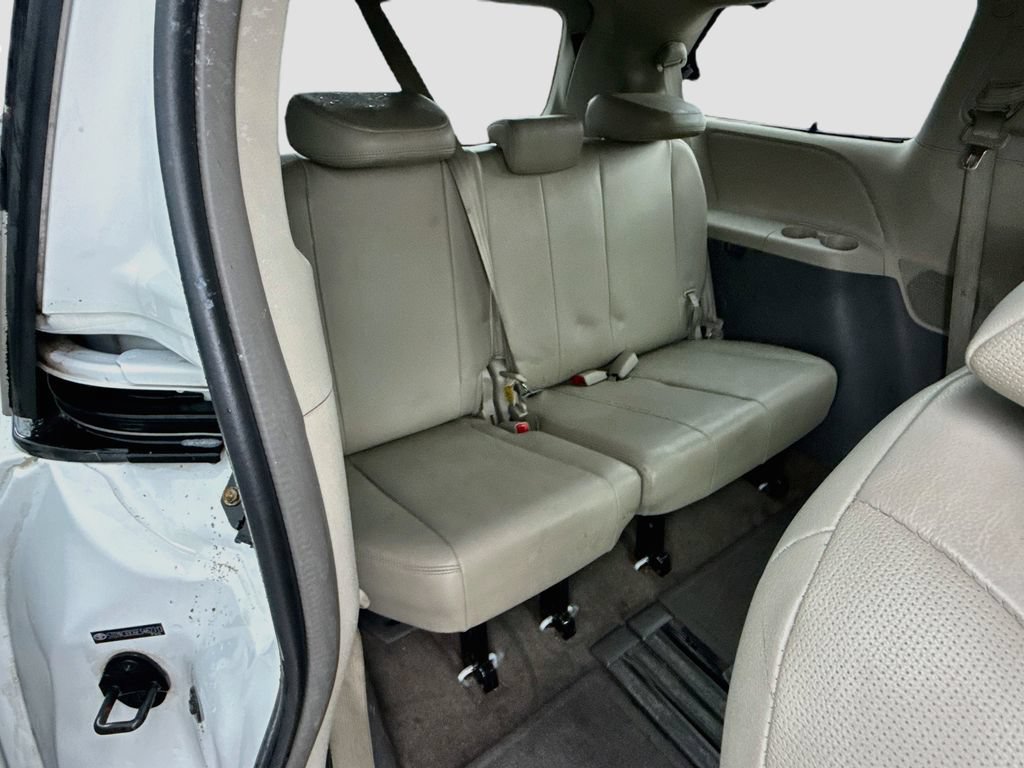 Used 2014 Toyota Sienna XLE FWD image 25