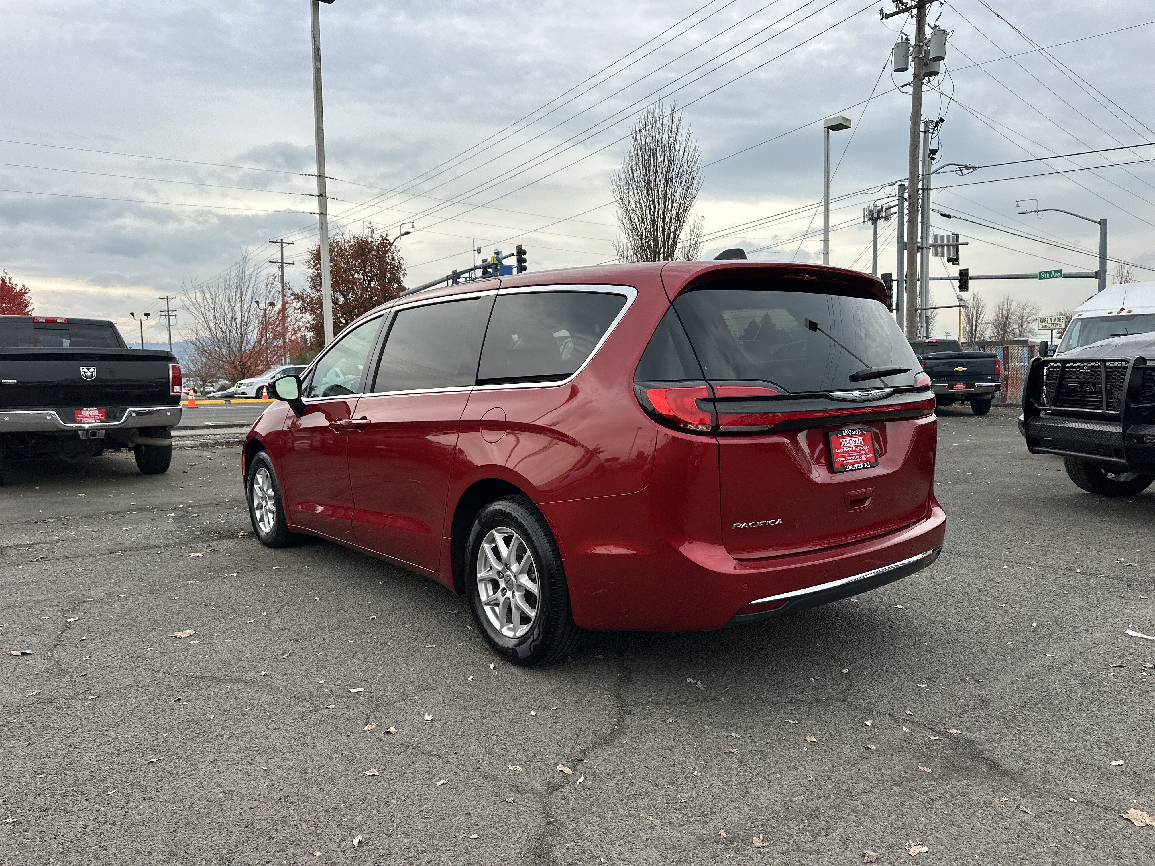 Used 2024 Chrysler Pacifica Touring-L image 3