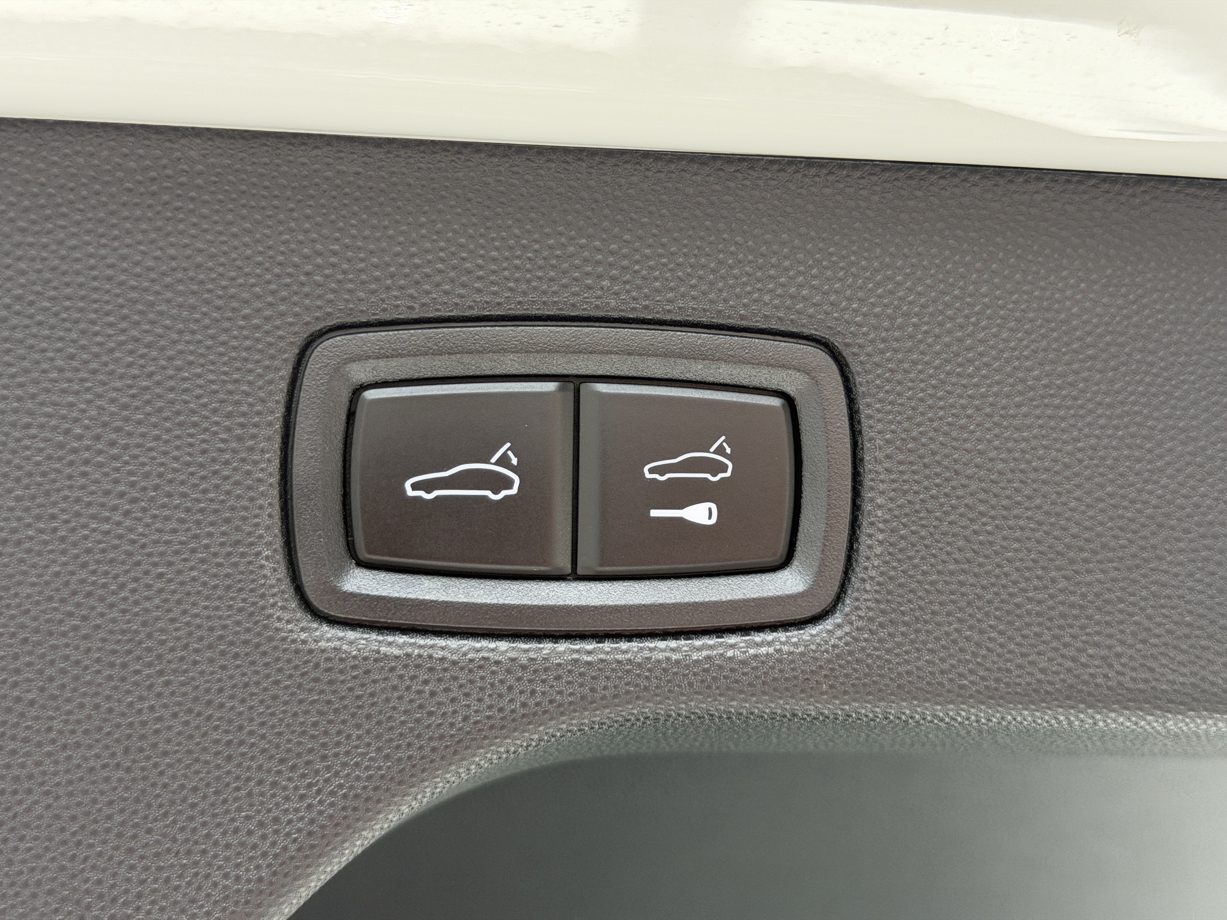 Used 2024 Porsche Macan Turbo Electric AWD/4WD image 15