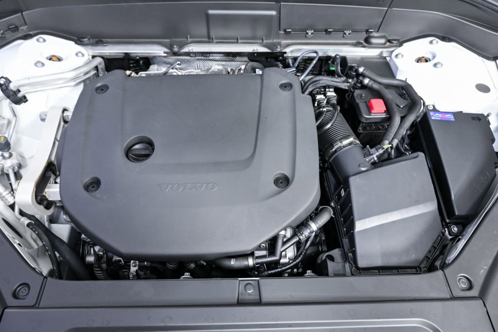 Certified 2025 Volvo XC90 B6 Core w/ Climate Package image 36