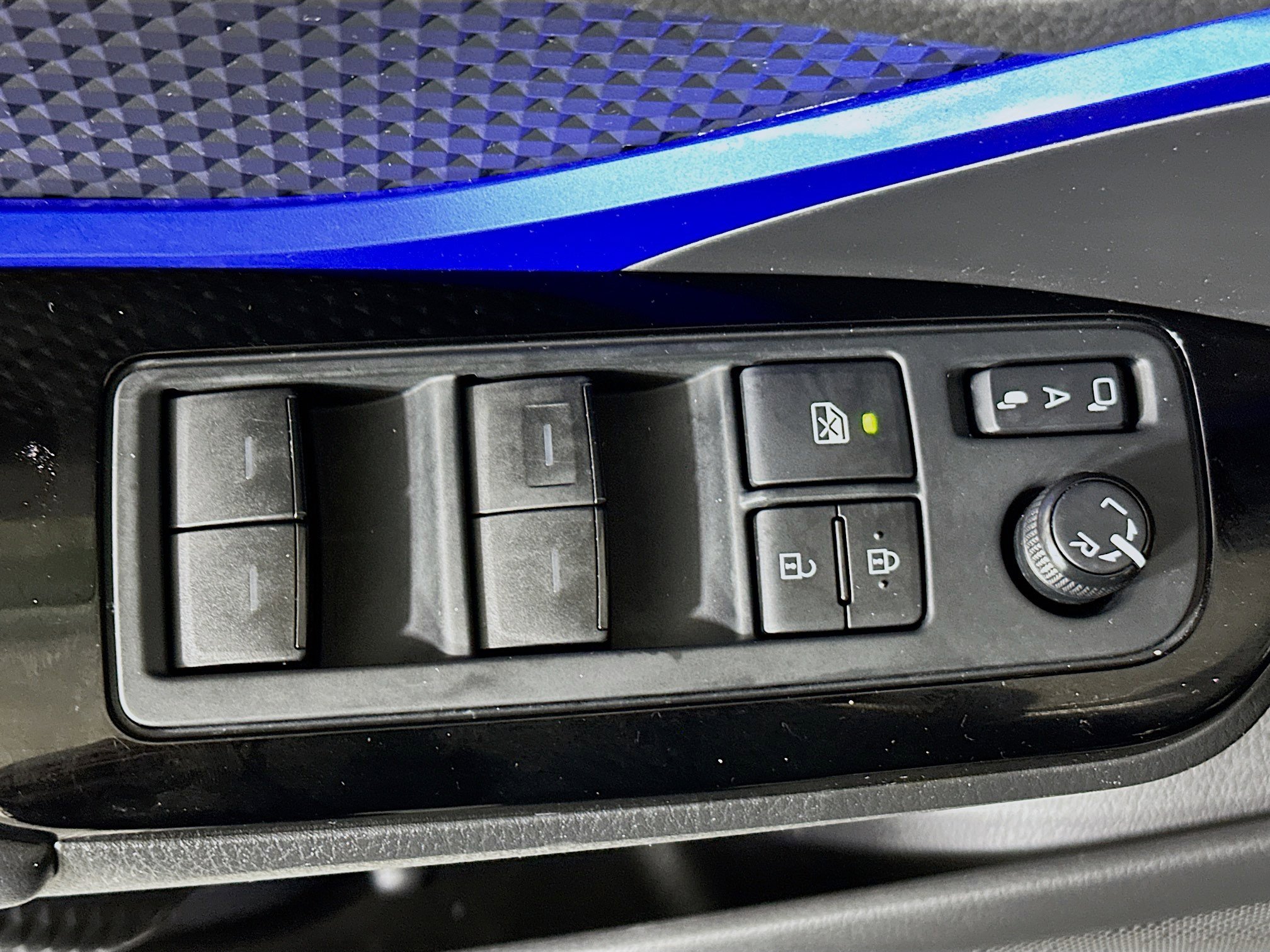 Used 2020 Toyota C-HR XLE FWD image 14