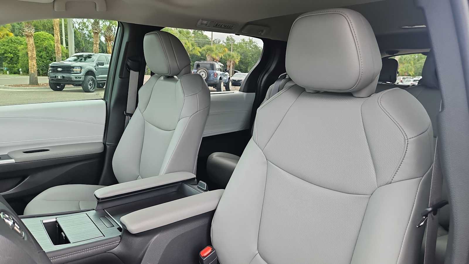 Used 2025 Toyota Sienna XLE w/ XLE Plus Package FWD image 13