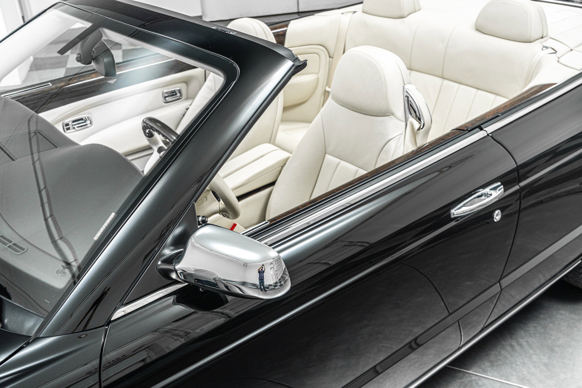 Used 2009 Bentley Azure RWD image 37