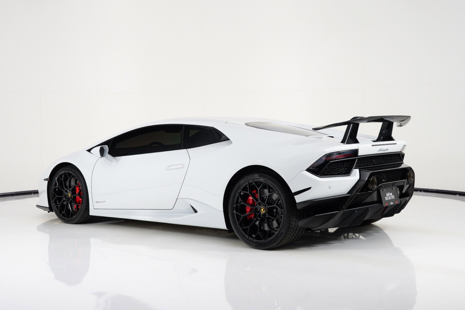 Used 2018 Lamborghini Huracan Performante AWD/4WD image 2