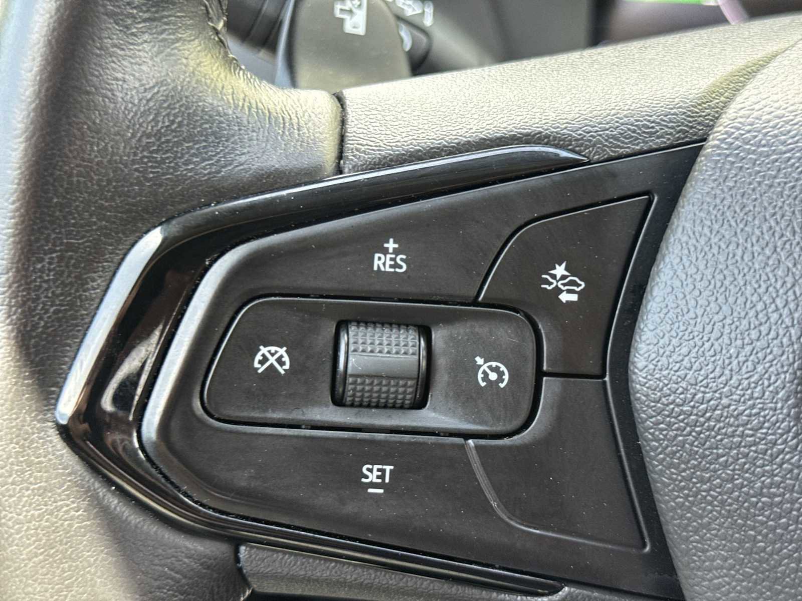 Used 2023 Chevrolet Bolt EUV LT w/ Convenience Package FWD image 28
