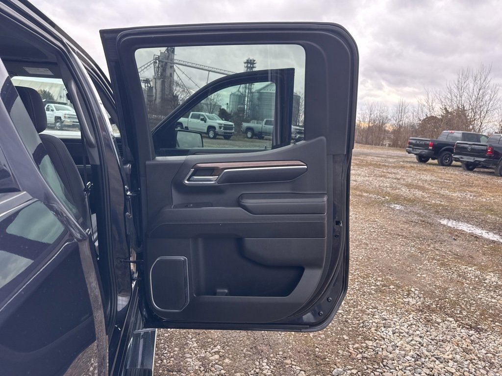 Used 2023 Chevrolet Silverado 1500 LT image 25