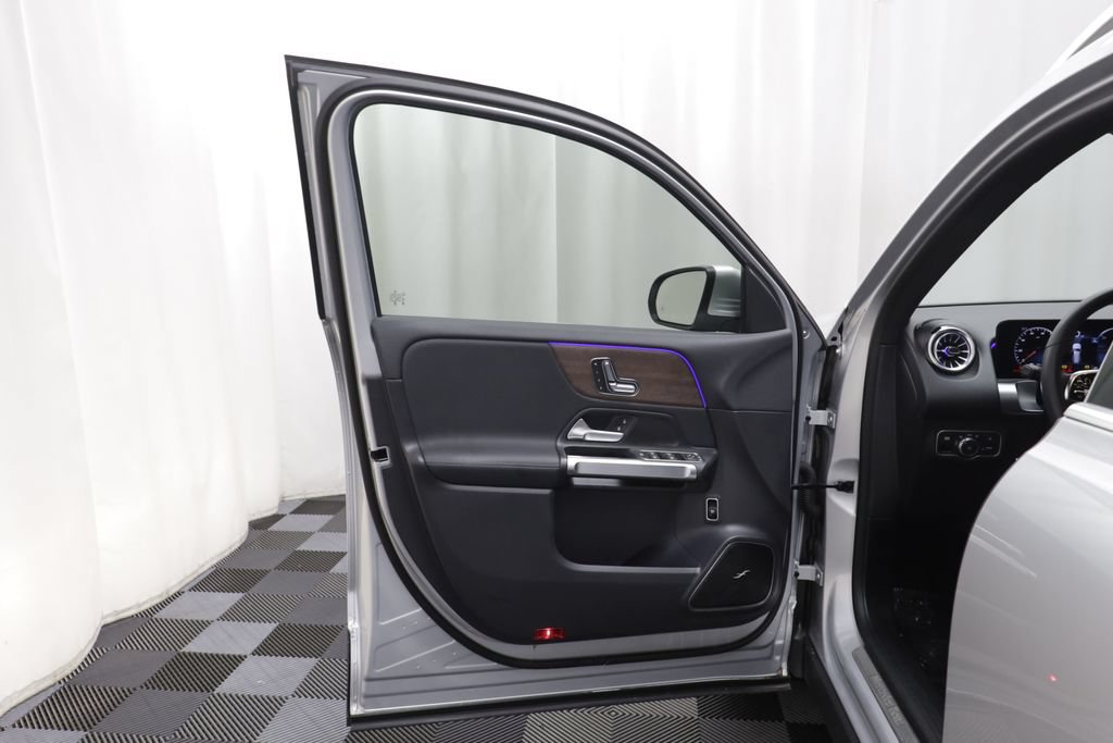 Used 2023 Mercedes-Benz EQB 300 4MATIC w/ Pinnacle Package image 4