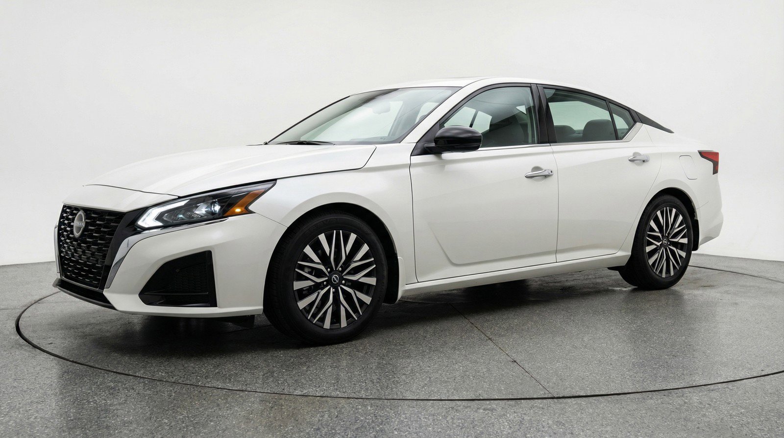 Used 2025 Nissan Altima 2.5 SV FWD image 3