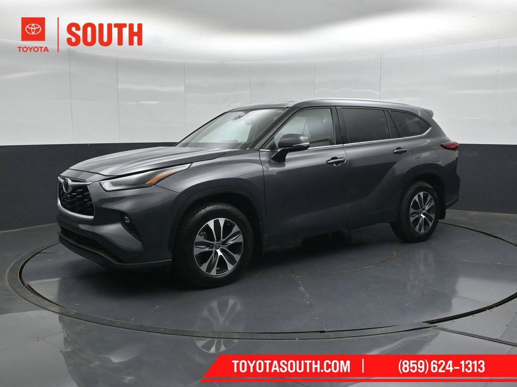 Used 2022 Toyota Highlander XLE AWD/4WD image 6